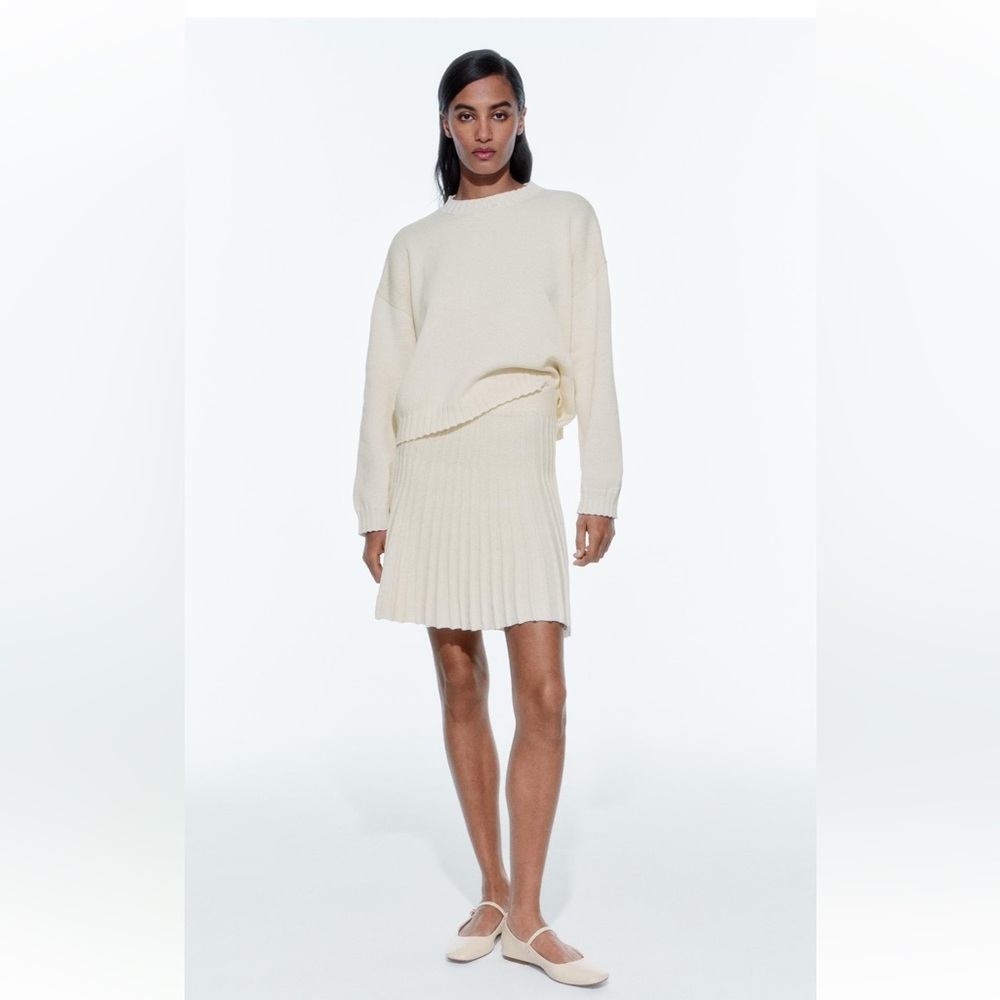 Skirt with a high elastic waist. Pleat detail ZARA